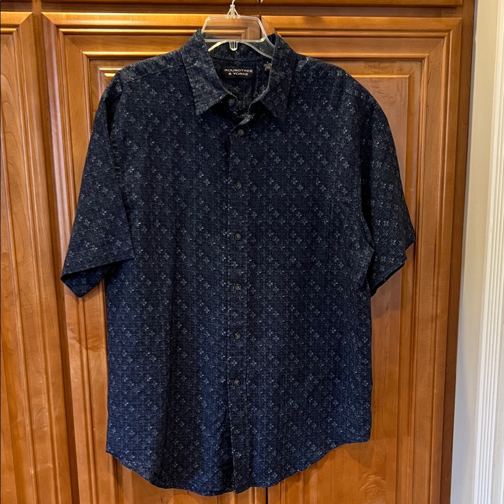 Roundtree and York Dark Patterned Men's Shirt-Excellent condition
